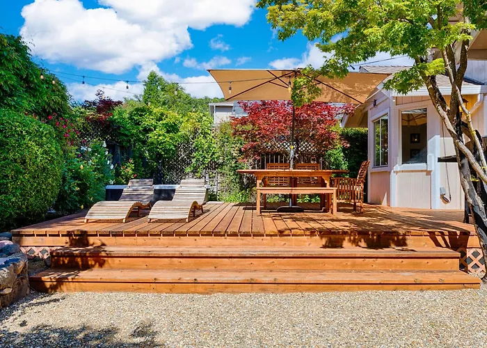 Spacious Oasis Hot Tub Backyard Garden 3Br/2Ba