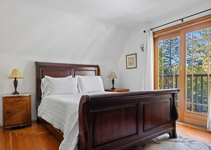 Lovely Tudor Home With Pool & Spa Near Russian River