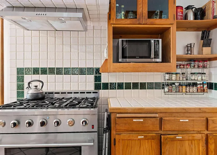 Lovely Tudor Home With Pool & Spa Near Russian River